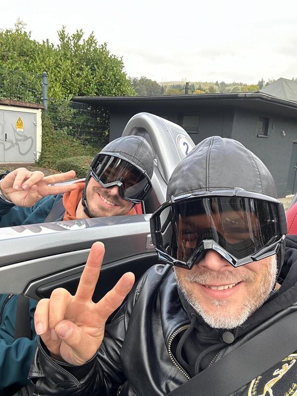 v.l.: Ferry Weiss und Sidney Hoffmann im SLR Stirling Moss – Bild: Ferry Weiss