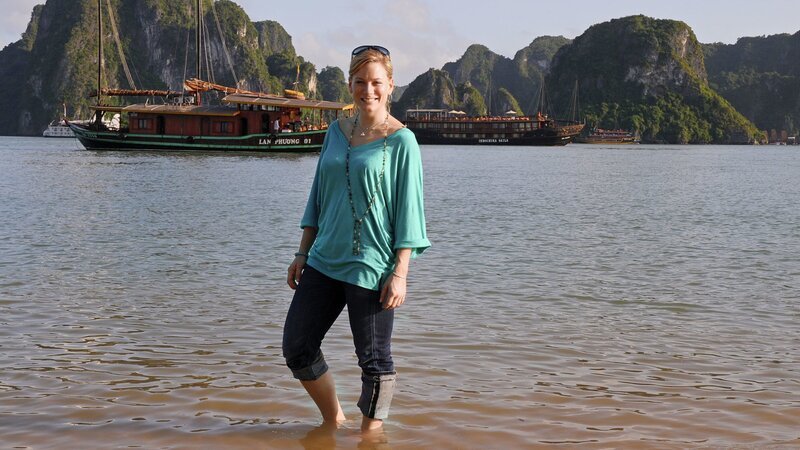 Moderatorin Andrea Jansen in Vietnam – Bild: ZDF und SRF