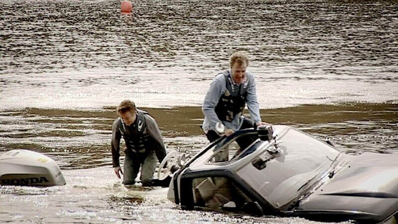 Richard Hammond (l.) und Jeremy Clarkson auf einem sinkenden Toyota Hi-Lux Amphibienauto. – Bild: TVNOW /​ BBC