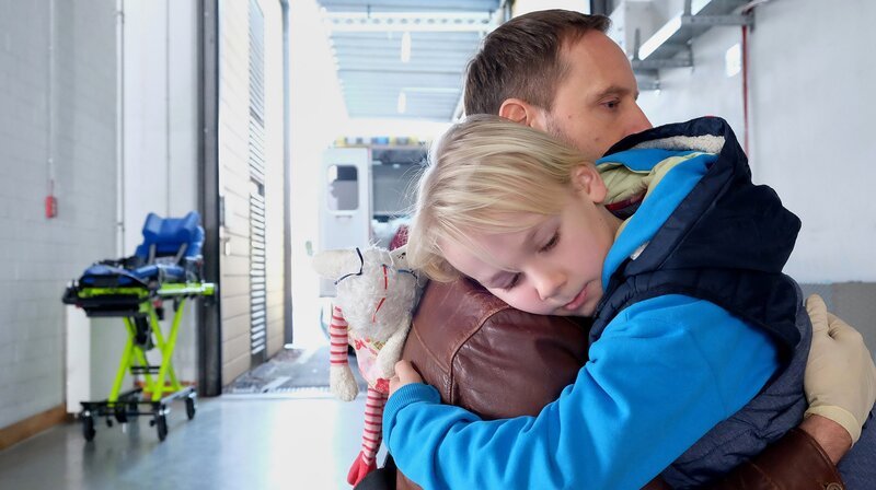 Dr. Kai Hoffmann ist sichtlich berührt von Nik’s Sorge um seine kleine Schwester. Er verspricht dem Kleinen, alles für seine Schwester zu tun. – Bild: MDR/​Saxonia Media/​Kiss