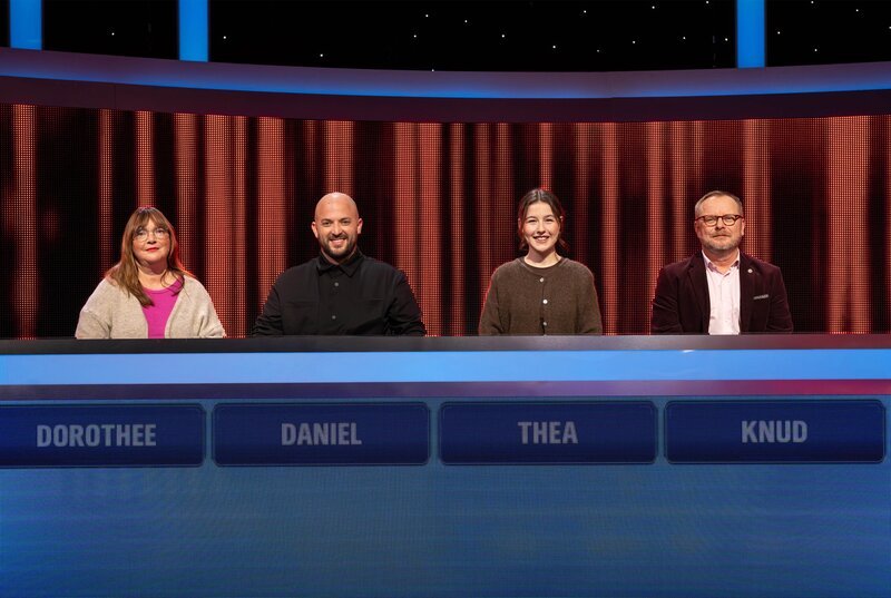 Die Kandidat:innen (v.l.n.r. am Panel): Dorothee Milnikel, Daniel Haumayr, Thea Griesen, Knud Neuhoff. – Bild: ARD/​Uwe Ernst