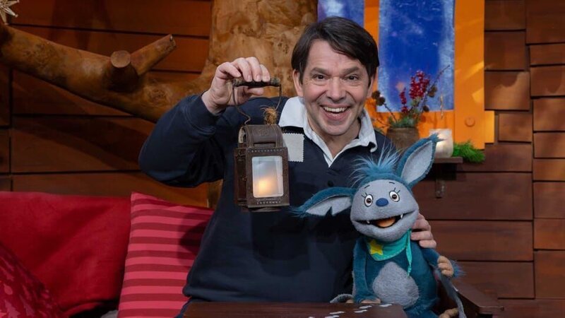 Fidi und Juri freuen sich über die Wintersonnenwende. Sie singen ein Adventslied und folgen den geheimnisvollen Glitzerspuren der Wichtel. – Bild: KiKA