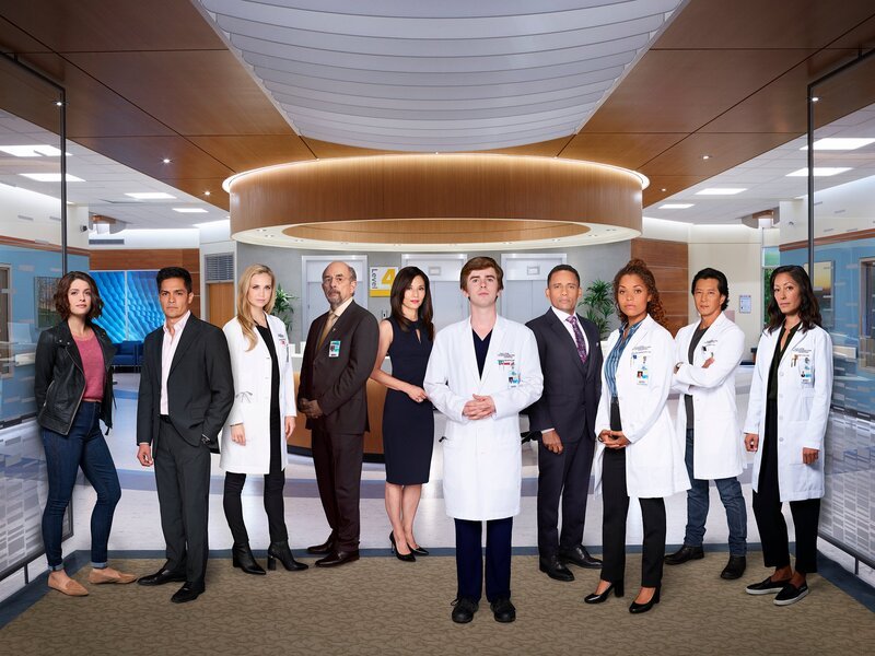 V.l.: Lea Dilallo (Paige Spara), Dr. Neil Melendez (Nicholas Gonzalez), Dr. Morgan Reznick (Fiona Gubelmann), Dr. Aaron Glassmann (Richard Schiff), Allegra Aoki (Tamlyn Tornita), Dr. Shaun Murphy (Freddie Highmore), Dr. Marcus Andrews (Hill Harper), Dr. Claire Brown (Antonia Thomas), Dr. Alex Park (Will Yun Lee) und Dr. Audrey Lim (Christina Chang) – Bild: Craig Sjodin/​ABC/​Courtesy of Sony Pictures Television/​American Broadcasting Companies