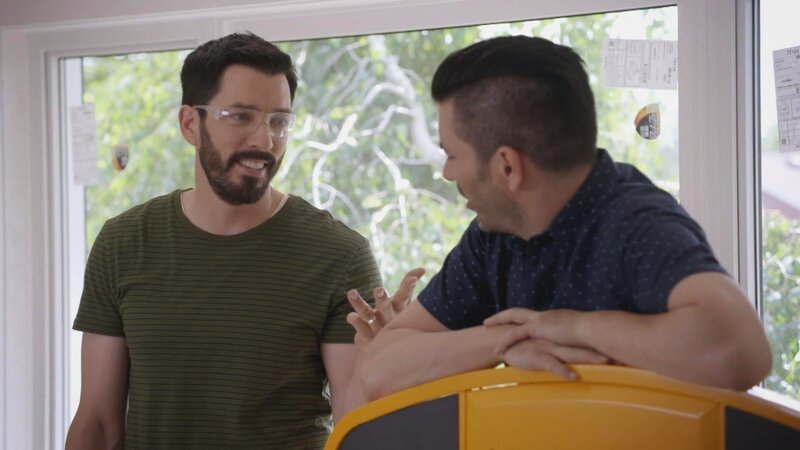 Der Golfprofi Dean und die Buchhalterin Irene zogen zu zweit in ein kleines Haus mit zwei Zimmern und bekamen dann unverhofft Nachwuchs. Als vierköpfige Familie haben sie nun zu wenig Platz, würden aber gerne weiterhin in ihrem Zuhause bleiben. Drew und Jonathan überdenken den beengten Grundriss komplett und verwandeln es in ein kleines aber feines Wohlfühl-Zuhause, damit die Familie in dem Haus bleiben kann, das sie liebt. – Bild: HGTV