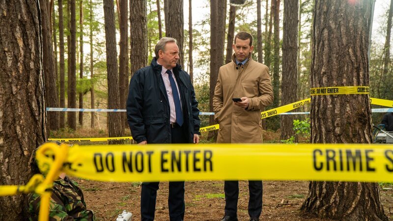 Eine Mordserie in einer Gruppe von so genannten Preppern beschäftigt DCI John Barnaby (Neil Dudgeon, l.) und seinen Assistenten DS Jamie Winter (Nick Hendrix, r.). – Bild: ZDF und Mark Bourdillon