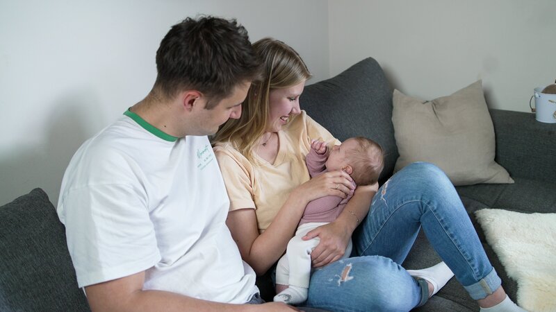 Kathleen und Hannes mit ihrem Baby zurück in den eigenen vier Wänden. – Bild: SWR