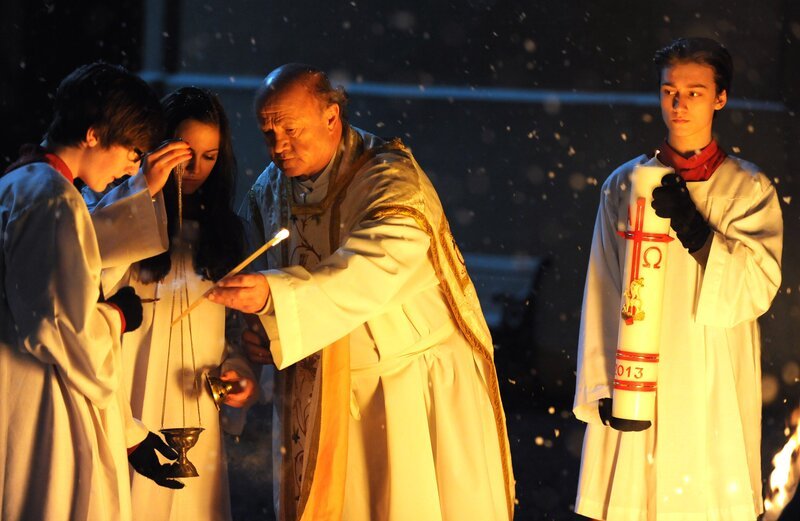 Pfarrer Kurz (Hans Stadlbauer) vollzieht die feierliche Prozession in der Osternacht. – Bild: BR/​Marco Orlando Pichler