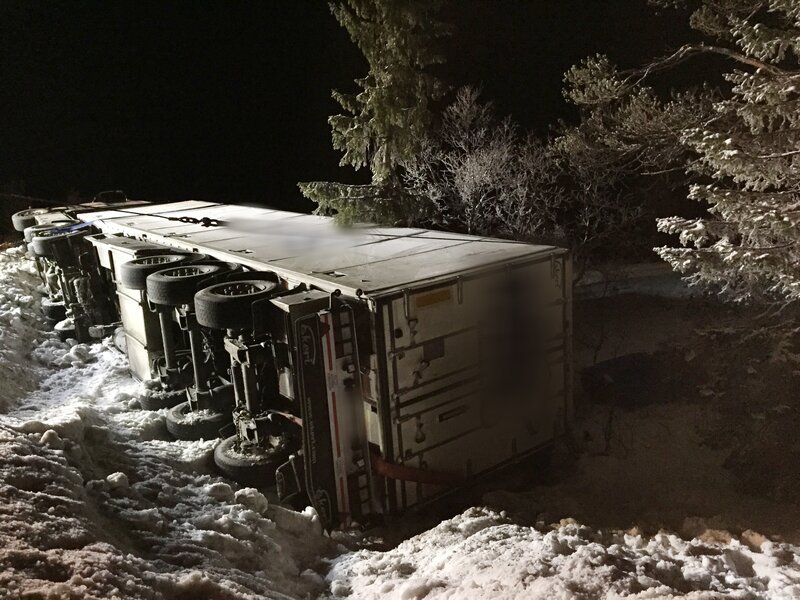ORKANGER, NORWAY – A truck flipped over on the side due to slippery conditions. – Bild: The National Geographic Channel