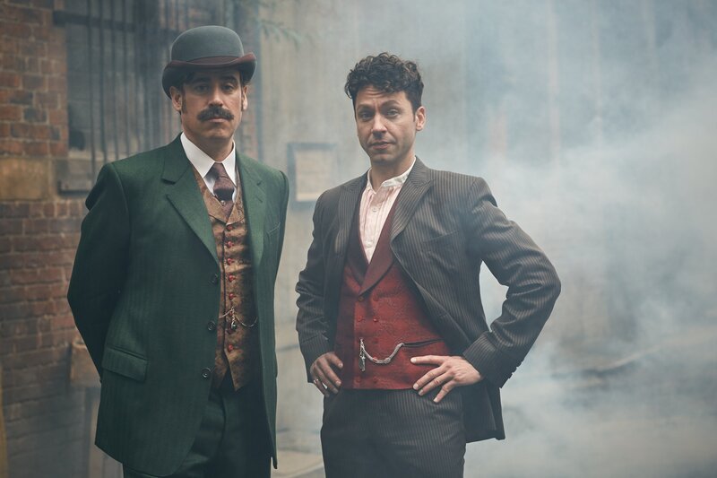 L-R: Arthur Conan Doyle (Stephen Mangan) und Harry Houdini (Michael Weston) – Bild: Нова Броудкастинг Груп АД