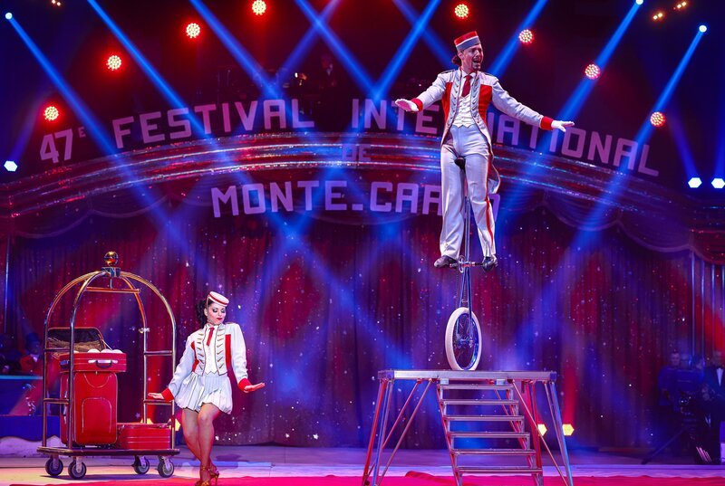 Einmal im Jahr treffen sich auf Einladung von Prinzessin Stéphanie von Monaco, Schirmherrin des Festivals, Top-Artist:innen aus aller Welt, um vor einer Fachjury und einem großen Publikum ihr Können zu zeigen, in der Hoffnung, einen der begehrten Clown-Auszeichnungen zu gewinnen: Akrobatik, nervenaufreibende Nummern am Trapez oder auf dem Hochseil sowie Clownerie erwarten das Zirkuspublikum. – Bild: SWR/Frédéric Nebinger Einmal im Jahr treffen sich auf Einladung von Prinzessin Stéphanie von Monaco, Schirmherrin des Festivals, Top-Artist:innen aus aller Welt, um vor einer Fachjury und einem großen Publikum ihr Können zu zeigen, in der Hoffnung, einen der begehrten Clown-Auszeichnungen zu gewinnen: Akrobatik, nervenaufreibende Nummern am Trapez oder auf dem Hochseil sowie Clownerie erwarten das Zirkuspublikum. – Bild: SWR/Frédéric Nebinger