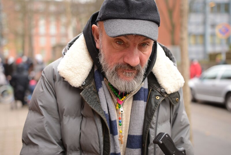 Marian, 51 Jahre alt, mit der neuesten Ausgabe der Obdachlosenzeitung Hinz&Kunzt auf dem Weg zu seinem Stammplatz. – Bild: NDR/​ ADAMfilm