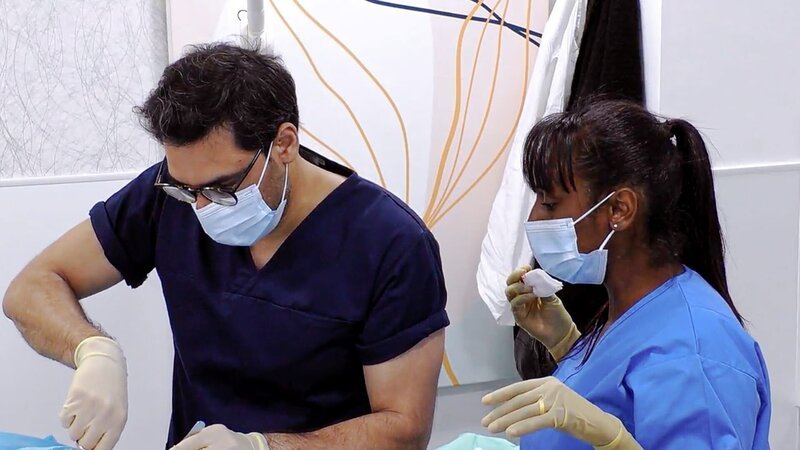 Dermatologist (Adil Sheraz,r.) treating a patient in operation theater – Bild: TLC