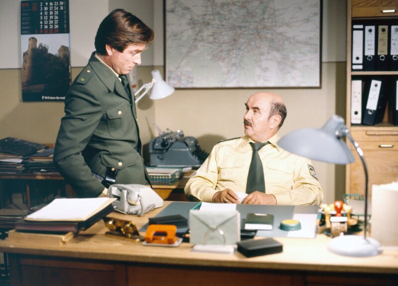 Von links: Helmut Heinl (Elmar Wepper) und Franz Schöninger (Walter Sedlmayr) – „Polizeiinspektion 1“. – Bild: BR /​ BR