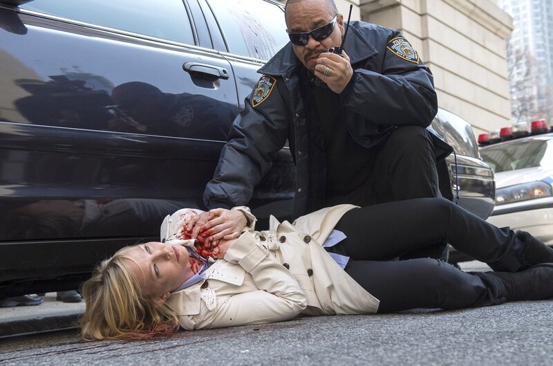LAW & ORDER: SPECIAL VICTIMS UNIT -- „Poisoned Motive“ Episode 1422 -- Pictured: (l-r) Kelli Giddish as Detective Amanda Rollins, Ice-T as Detective Odafin „Fin“ Tutuola -- (Photo by: Michael Parmelee/​NBC) – Bild: NBC /​ Michael Parmelee
