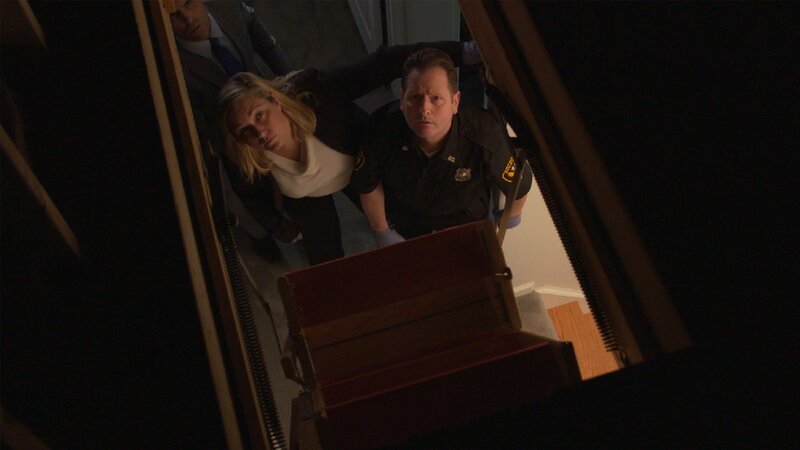 Poulk and officer looking up at the attic. – Bild: Discovery Communications