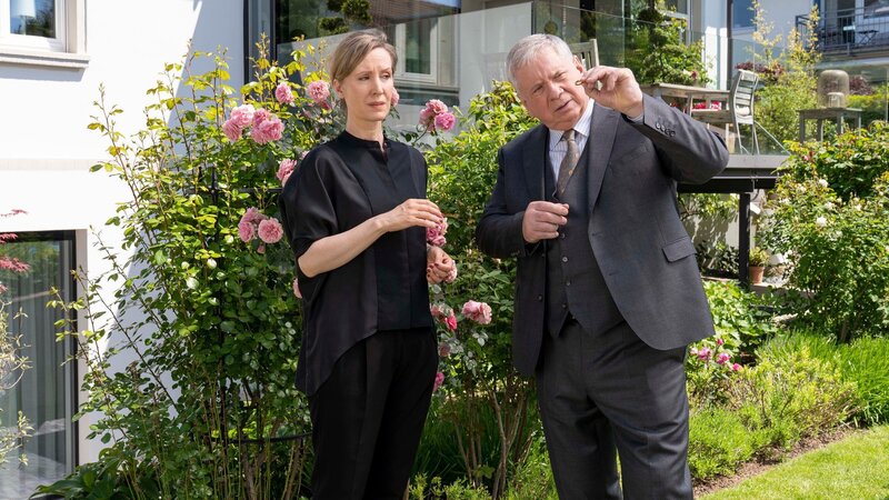 Die Wittwe, der Staatsanwalt und ein Beweisstück: Silvina Buchbauer als Tatjana Cornies, Rainer Hunold als Bernd Reuther – Bild: SRF/​ZDF/​Andrea Enderlein