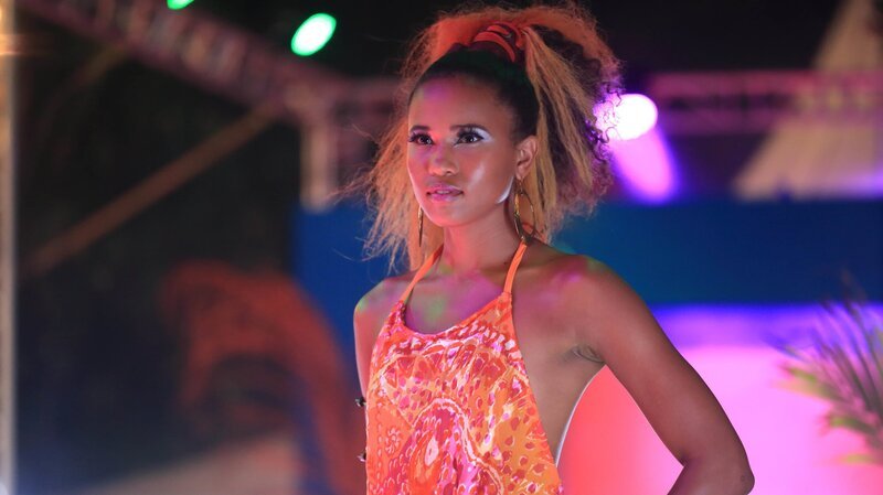 Das Model Rosey Fabrice (Fola Evans-Akingbola) auf dem Laufsteg einer Fashion-Show. – Bild: ZDF