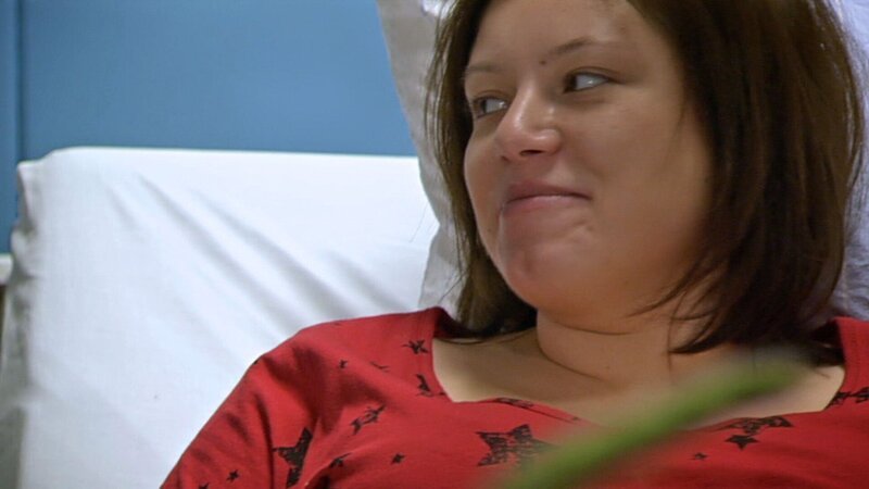 Aufgrund der schlechten Stimmung fasst Simone (Tatjana Clasing, re.) den Entschluss, mit Richard (Silvan-Pierre Leirich) und Franziska (Julia Engelmann) alles zusammenzupacken und gemeinsam mit Vanessa im Krankenhaus zu feiern. – Bild: RTL