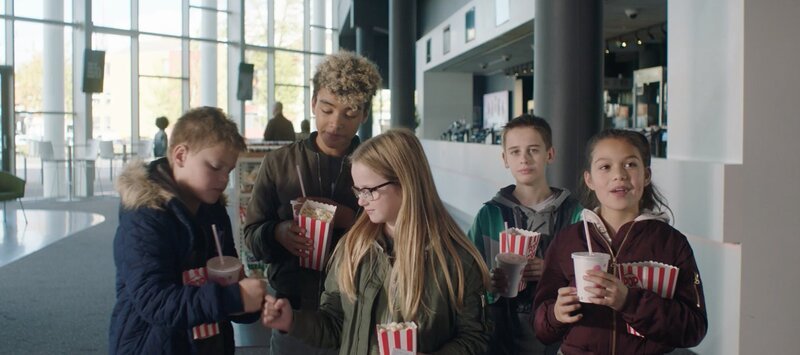 Floor (Bobbie Mulder) stürmt in die Geburtstagsparty hinein, zu der sie nicht eingeladen war. Ihr ist es egal, aber ihrer Mutter ist es völlig unangenehm. – Bild: NDR /​ NL Film /​ KiKA