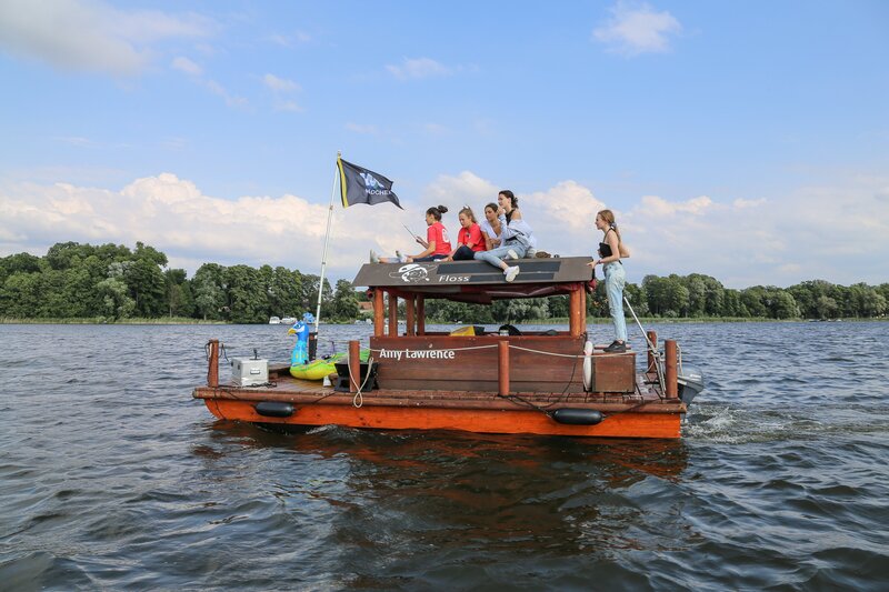 Von links: Anna, Luise, Feli, Toni und Alexa: Gemeinsam genießen sie den Sommer mit einer Fahrt über den See. – Bild: ZDF und e+u TV