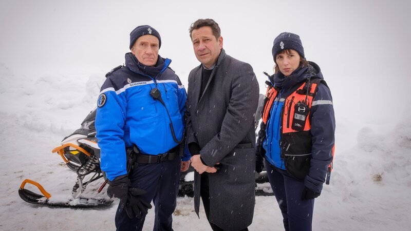 Ein ungewöhnliches Team: Alain Bisset (Thierry Frémont, l.), Andréas Meyer (Laurent Gerra, M.) und Constance Vivier (Clémentine Poidatz, r.) jagen einen Serienkiller. – Bild: Nicolas Robin