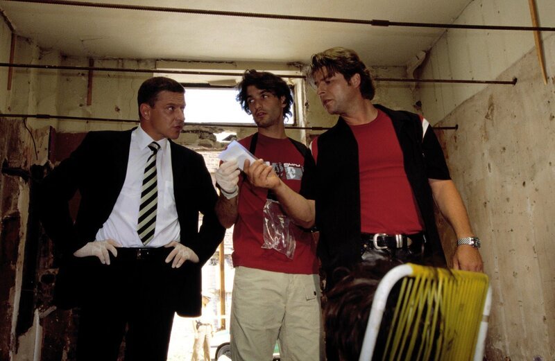 Jupp (Uwe Fellensiek, r.), Taube (Christian M. Goebel, l.) und Gino (Luca Zamperoni, M.) entdecken das Kinderfoto von Nadine und Gorkis Leiche. – Bild: SAT.1 /​ Guido Engels