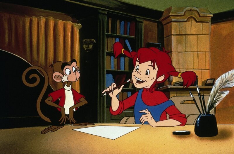 Pippi (re.) versucht, an Annika und Tommy eine Einladung für eine Party zu schreiben, wobei Herr Nilsson keine große Hilfe ist. – Bild: ZDF/​Taurus Film