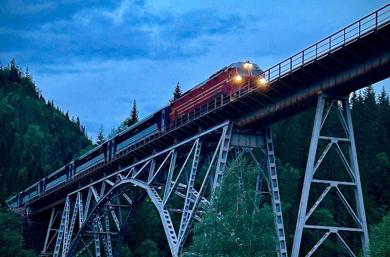 Bahn-Erlebnis in Norwegen: Die Nordlandsbahn überquert viele hohe Stahlbrücken. – Bild: Kirsten Ruppel /​ SWR