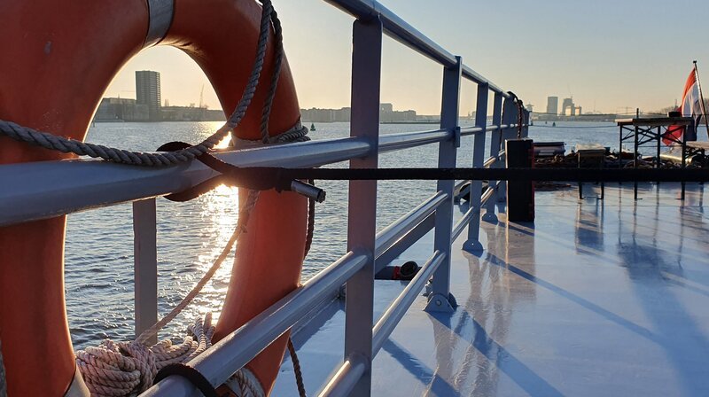 Die MS Johannes Brahams kurz nach dem Ablegen in Amsterdam. – Bild: NDR/​Joop Wösten