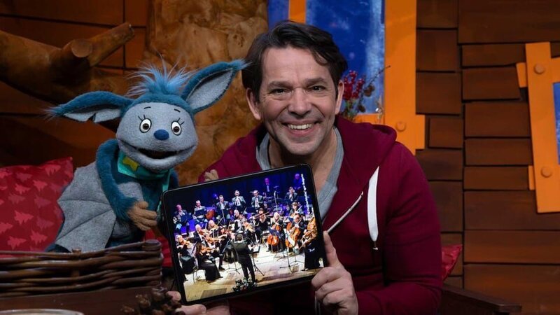 Juri und Fidi planen ein Weihnachtskonzert mit Orchester. – Bild: KiKA