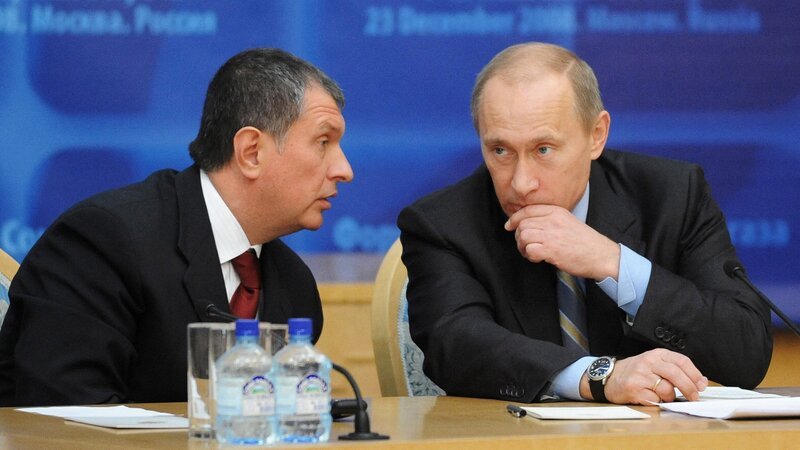 SRF school  Putins Oligarchen – Der Griff nach Öl Vizeministerpräsident Igor Setschin und der russische Ministerpräsident Wladimir Putin – Bild: SRF/​Arte