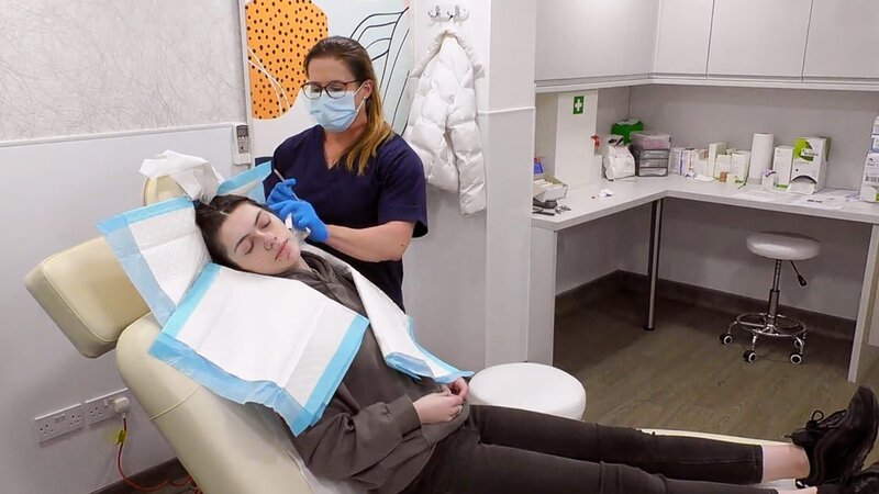 Ein Arzt behandelt seinen Patienten – Bild: TLC