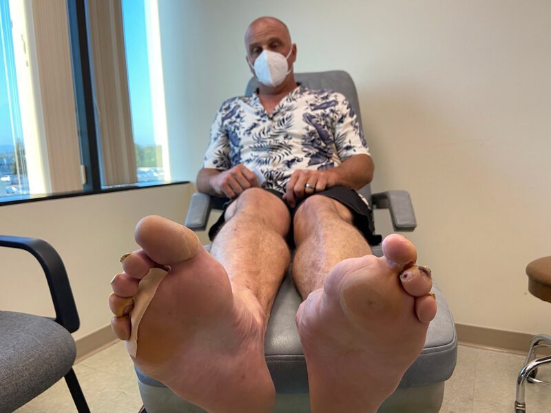 Richard Tuberville with Feet on edge of exam bed – Bild: TLC /​ Discovery Communications, LLC