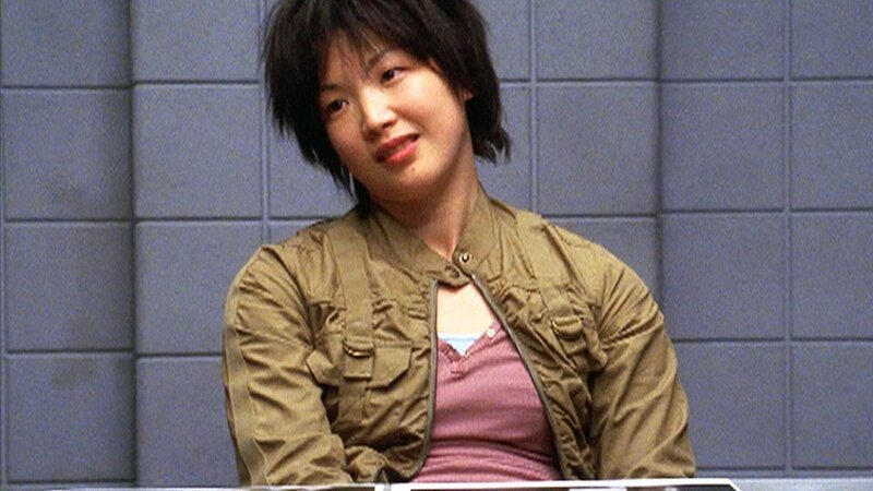 Wird Ella (Grace Hsu) mit der Polizei kooperieren? Hat ihre Freundin wirklich die eigene Tochter umgebracht? – Bild: MG RTL D