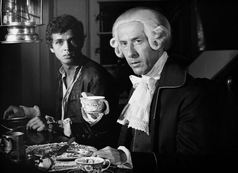 Die Gespräche in der Kajüte der Hispaniola auf der Fahrt zur Schatzinsel sind von Sorgen beschattet. Dr. Livesey (Georges Riquier, r.) und Jim Hawkins (Michael Ande, l.) hören betroffen die Warnungen des Kapitän Smiollet, eines erfahrenen Seemannes. – Bild: ZDF und Georg Meyer-Hanno