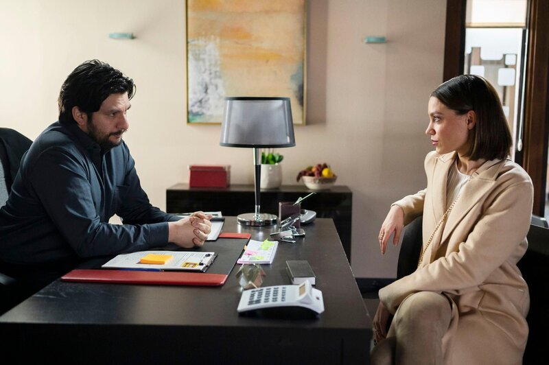 Maximilian (Francisco Medina) schwankt zwischen seiner Sorge um Nathalie und der Gefahr eines Deals mit Rebecca (Viktoria Ngotsé). – Bild: RTL /​ Julia Feldhagen