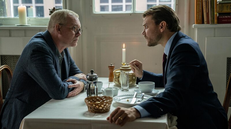 Jens Mßller Jensen (Sßren Malling, l.) und Jakob Buch-Jepsen (Pilou Asbäk, r.) – Bild: RTL /​ LG Fremantle