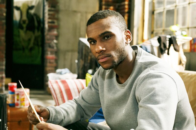 Moritz (Tijan Njie) hat sich vorgenommen, die Zeit, die ihm bis zu seiner New-York-Reise bleibt, zu genießen. Aber dann verunsichert ihn ein einfacher Brief. – Bild: RTL /​ Kai Schulz