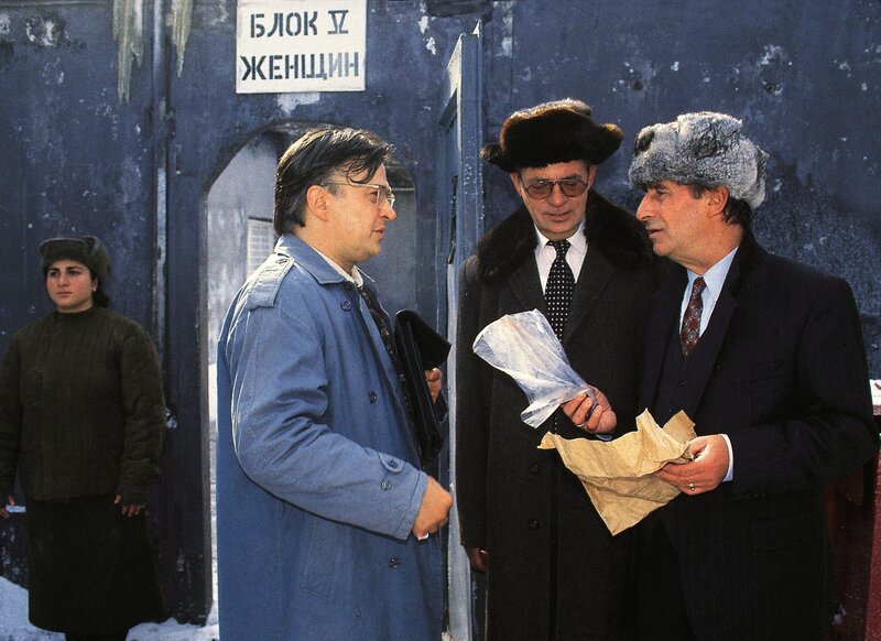 Konstantin Durow (Bernd Stegemann, l.) und Oberstaatsanwalt Gerhart Lotze (Henry van Lyck, r.), (Komparse, M.) – Bild: RTL