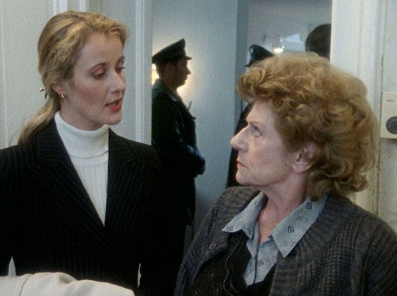 Staatsanwältin Charlotte Glaser (Britta Schmeling, l.) befragt die Mutter (Ursula Diestel) des verdächtigen Günther Schmidt. Diese glaubt natürlich nicht, dass ihr Sohn etwas mit dem Mord zu tun hat. – Bild: RTL