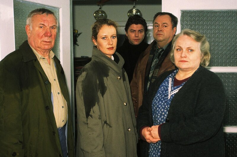 Staatsanwältin Glaser (Britta Schmeling, 2.v.l.), Wolniak (Uwe Fellensiek, M.) und Kehler (Wolfgang Bathke, 2.v.r.) vernehmen Paul Eppstein (Günter Kütemeyer) und Gudrun Becker (Evelyn Meyka). – Bild: RTL /​ Rolf Baumgartner