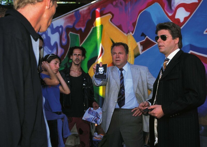 Kriminalkommisar Peter Wolniak (Uwe Fellensiek, r.) und Kriminalhauptkommissar Stefan Kehler (Wolfgang Bathke, 2.v.r.) ermitteln in der Graffiti-Szene. – Bild: RTL