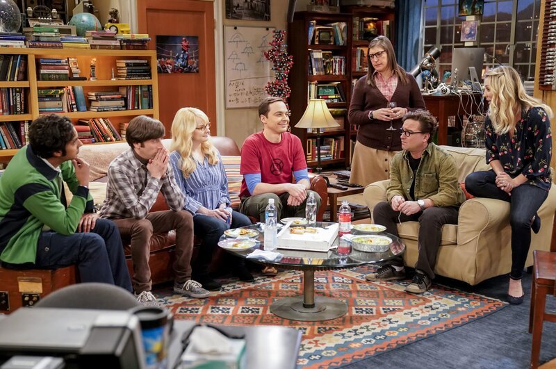 Auf sie wartet eine spannende Zeit: Raj, Howard, Bernadette, Sheldon, Amy, Leonard und Penny. – Bild: Warner Bros. Television