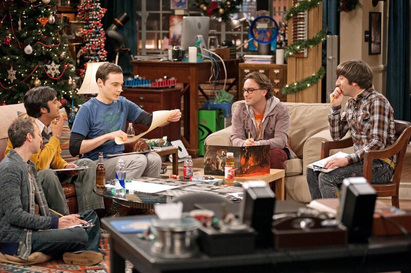 Ein ganz besonderer Spieleabend: Howard (Simon Helberg, r.), Sheldon (Jim Parsons, M.), Leonard (Johnny Galecki, 2.v.r.), Raj (Kunal Nayyar, 2.v.l.) und Stuart (Kevin Sussman, l.) … – Bild: © Warner Bros. Television
