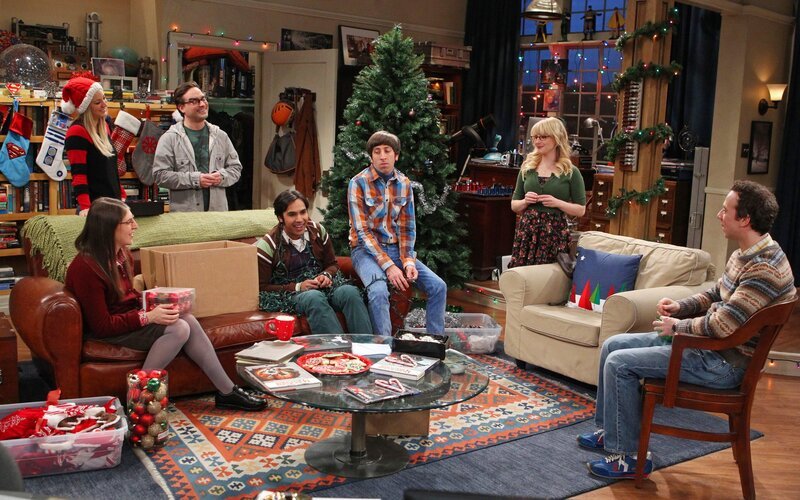 Als Sheldon für eine Weile in Texas ist, überlegen Bernadette (Melissa Rauch, 2.v.r.), Howard (Simon Helberg, 3.v.r.), Amy (Mayim Bialik, l.), Leonard (Johnny Galecki, 3.v.l.), Penny (Kaley Cuoco, 2.v.l.), Raj (Kunal Nayyar, M.) und Stuart (Kevin Sussman, r.) beim gemeinsamen Weihnachtsbaum-Schmücken, wie ihr Leben aussehen würde, wenn sie Sheldon niemals kennengelernt hätten … – Bild: © Warner Bros. Television