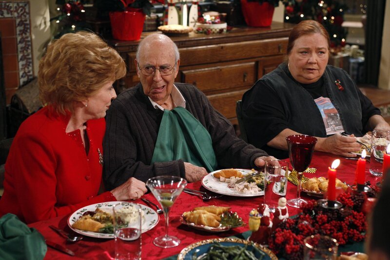 Ein ganz besonderes Fest der Liebe: Evelyn (Holland Taylor, l.), Marty (Carl Reiner, M.) und Berta (Conchata Ferrell, r.) … – Bild: Warner Brothers