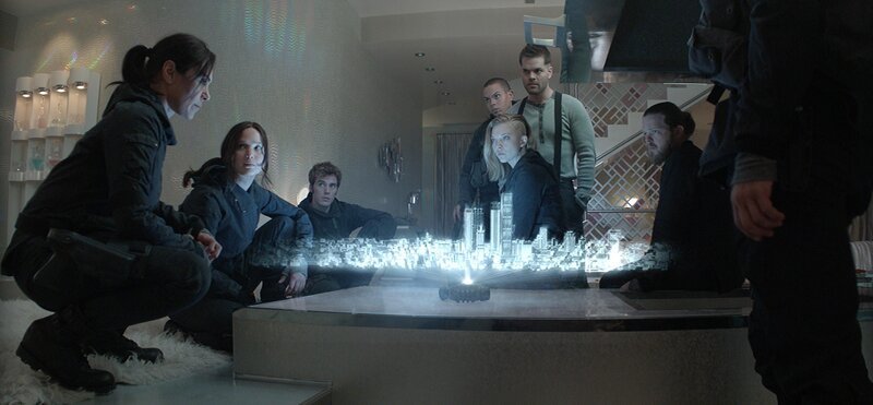 Wollen sich in einer letzten geheimen Mission mitten ins Capitol wagen, um Präsident Snow zu töten (v.l.n.r.): Lieutenant Jackson (Michelle Forbes), Katniss Everdeen (Jennifer Lawrence), Finnick Odair (Sam Claflin), Messalla (Evan Ross), Cressida (Natalie Dormer), Castor (Wes Chatham), und Pollux (Elden Henson) … – Bild: TM & Lions Gate Entertainment Inc.