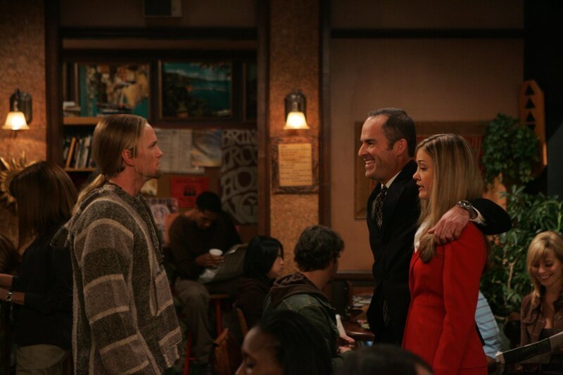 Ein interessanter Spielabend: Auf einem alten Video sehen sich die Freunde den „jungen“ Barney (Neil Patrick Harris, l.) an, wie er vor seiner Freundin Shannon (Katie Walder, r.) singt … – Bild: © 20th Century Fox International Television