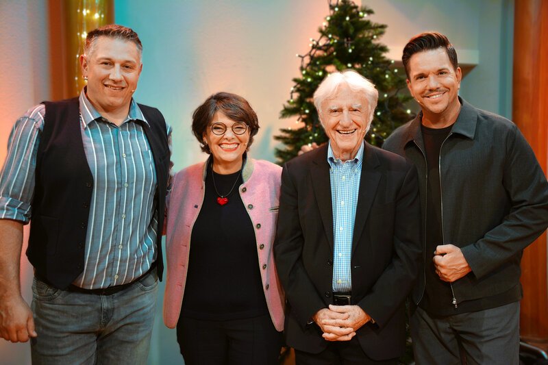 Samschtig-Jass — Jörg Abderhalden, Niccel Steinberger, Emil Steinberger und Sven Epiney. Wer wird Jasskönigin oder Jasskönig 2025? – Bild: SRF1 Samschtig-Jass — Jörg Abderhalden, Niccel Steinberger, Emil Steinberger und Sven Epiney. Wer wird Jasskönigin oder Jasskönig 2025? – Bild: SRF1