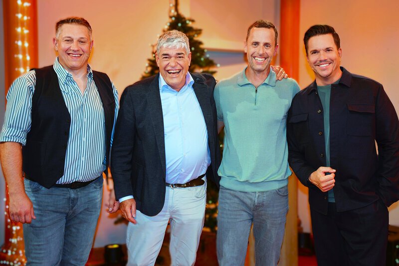 Samschtig-Jass Start ins Jassjahr mit SRF Meteo Duell Gaudenz Flury gegen Felix Blumer Jörg Abderhalden, Felix Blumer, Gaudenz Flury und Sven Epiney – Bild: SRF1 Samschtig-Jass Start ins Jassjahr mit SRF Meteo Duell Gaudenz Flury gegen Felix Blumer Jörg Abderhalden, Felix Blumer, Gaudenz Flury und Sven Epiney – Bild: SRF1